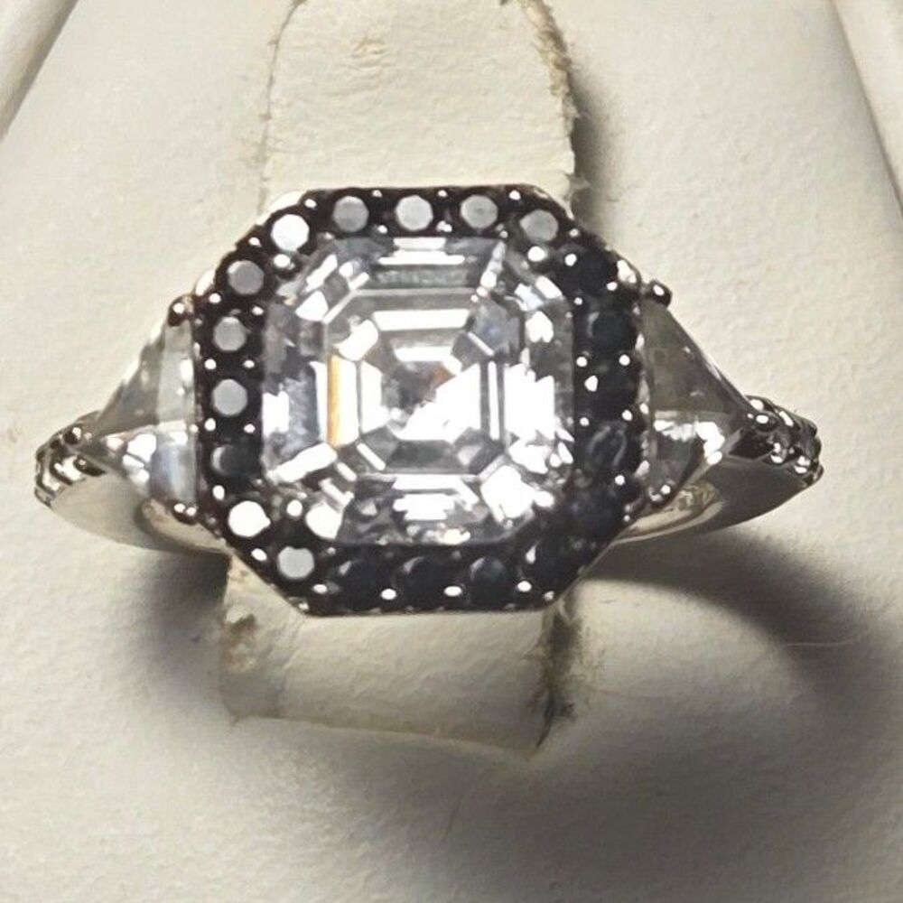 Pretty Black and white Cubic Zirconia Vintage Sterling Silver Ring Sz 4